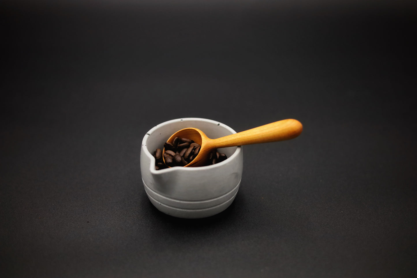 Doseur à café en béton artisanal