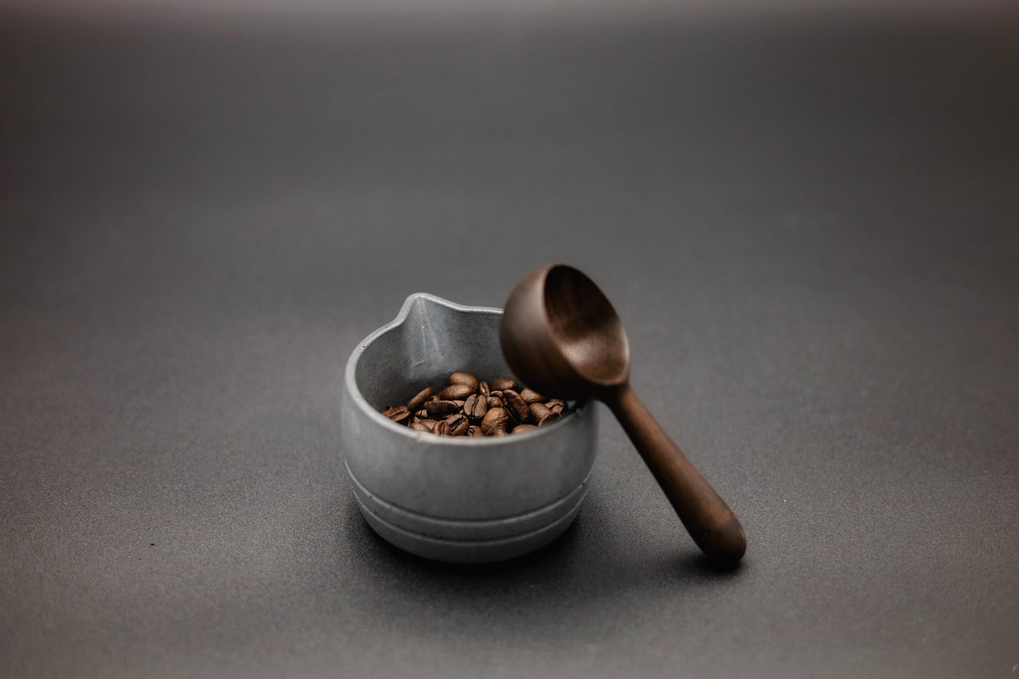 Doseur à café en béton artisanal