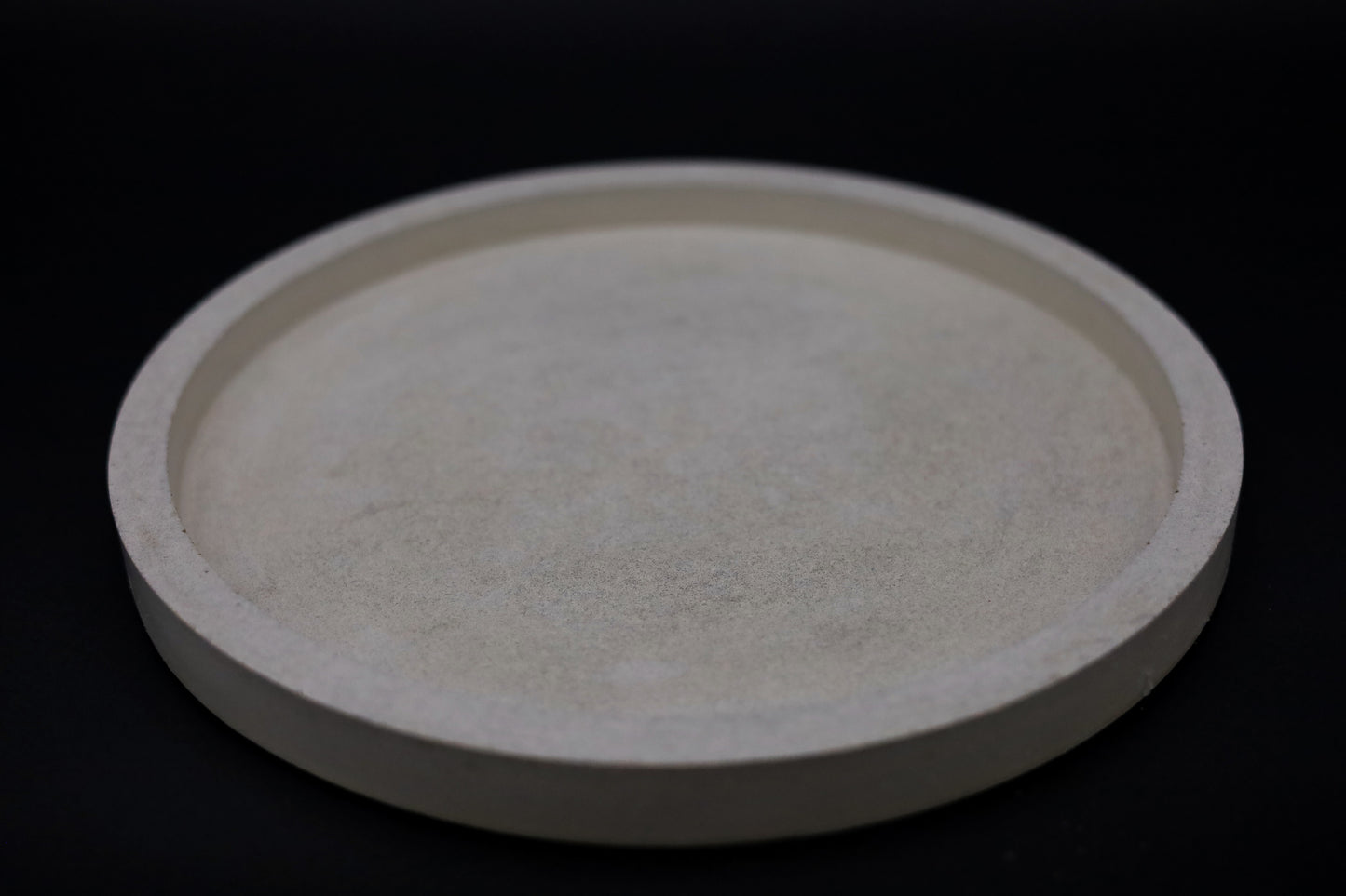 Plateau rond en béton artisanal