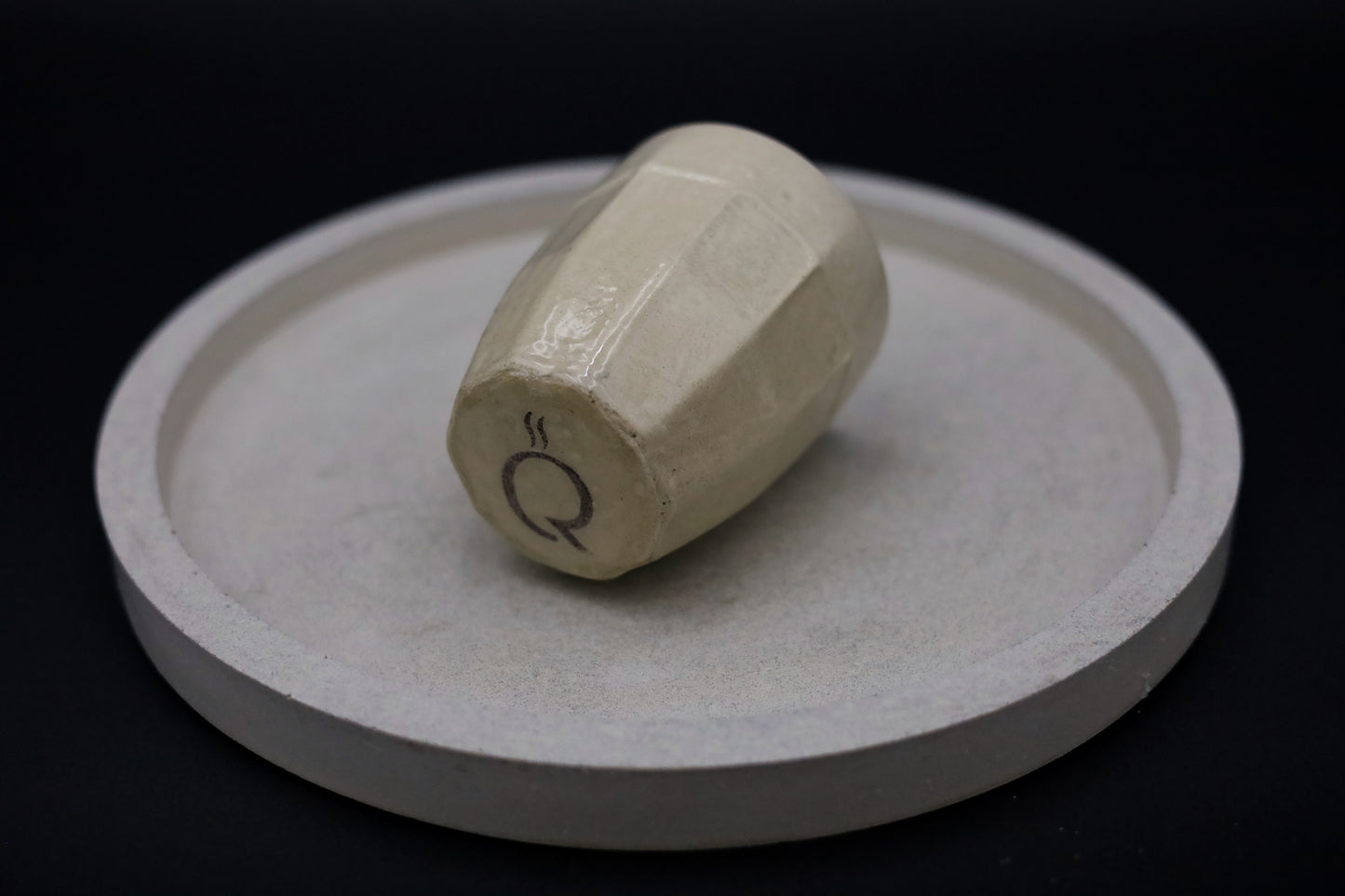 Plateau rond en béton artisanal