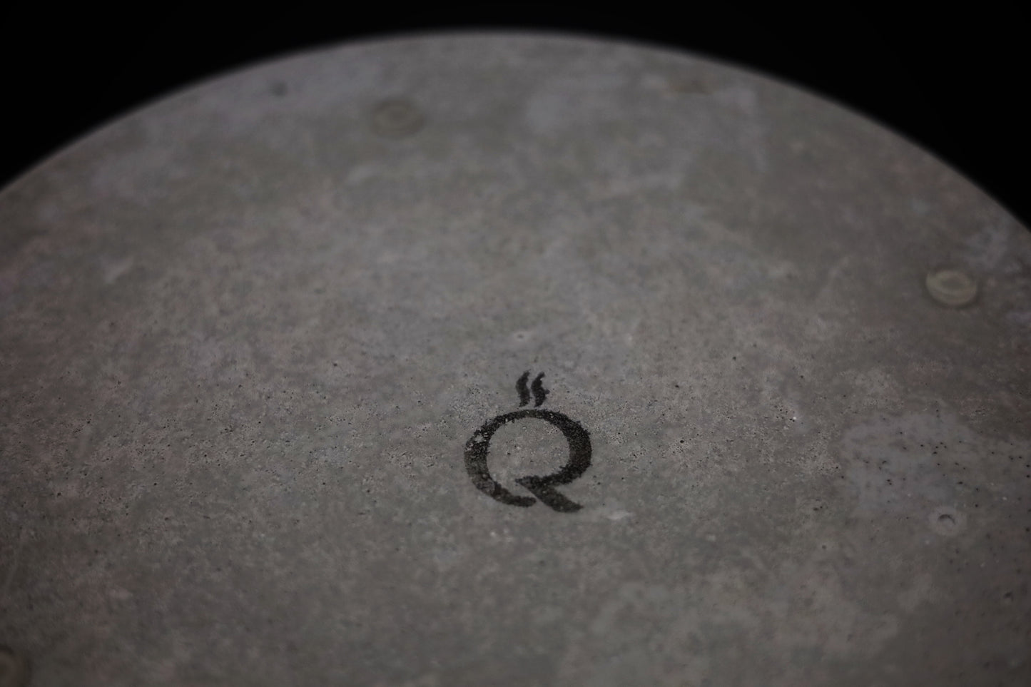 Plateau rond en béton artisanal