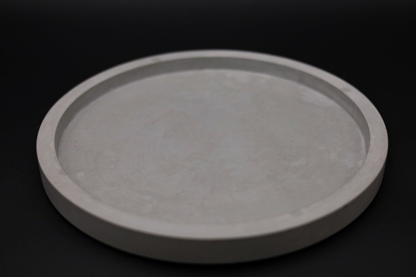 Plateau rond en béton artisanal