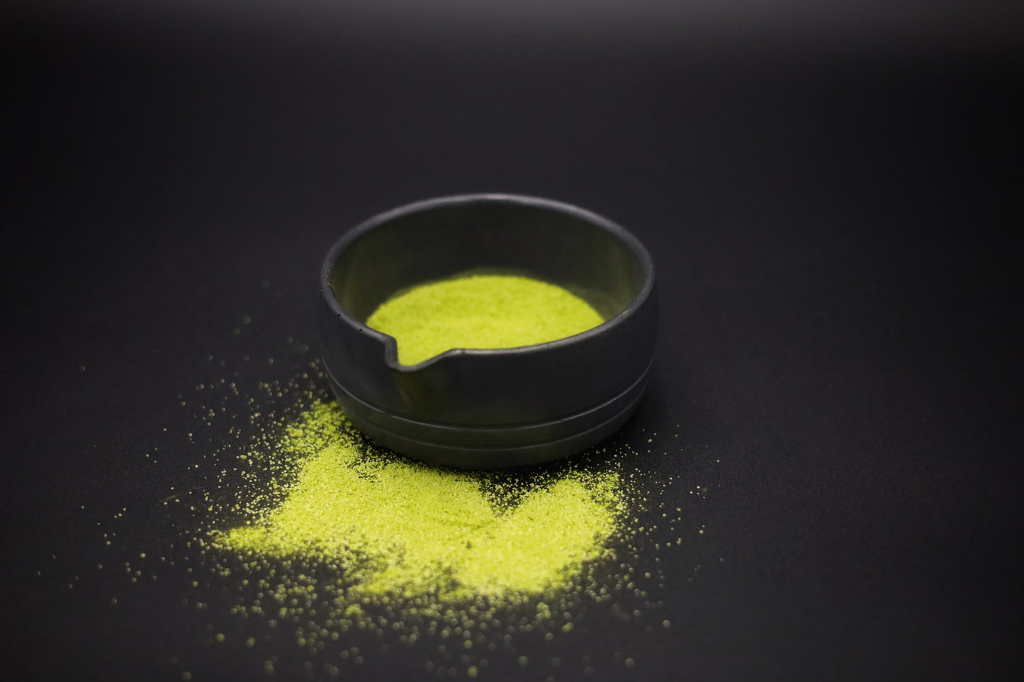 Verseuse à matcha en béton artisanal