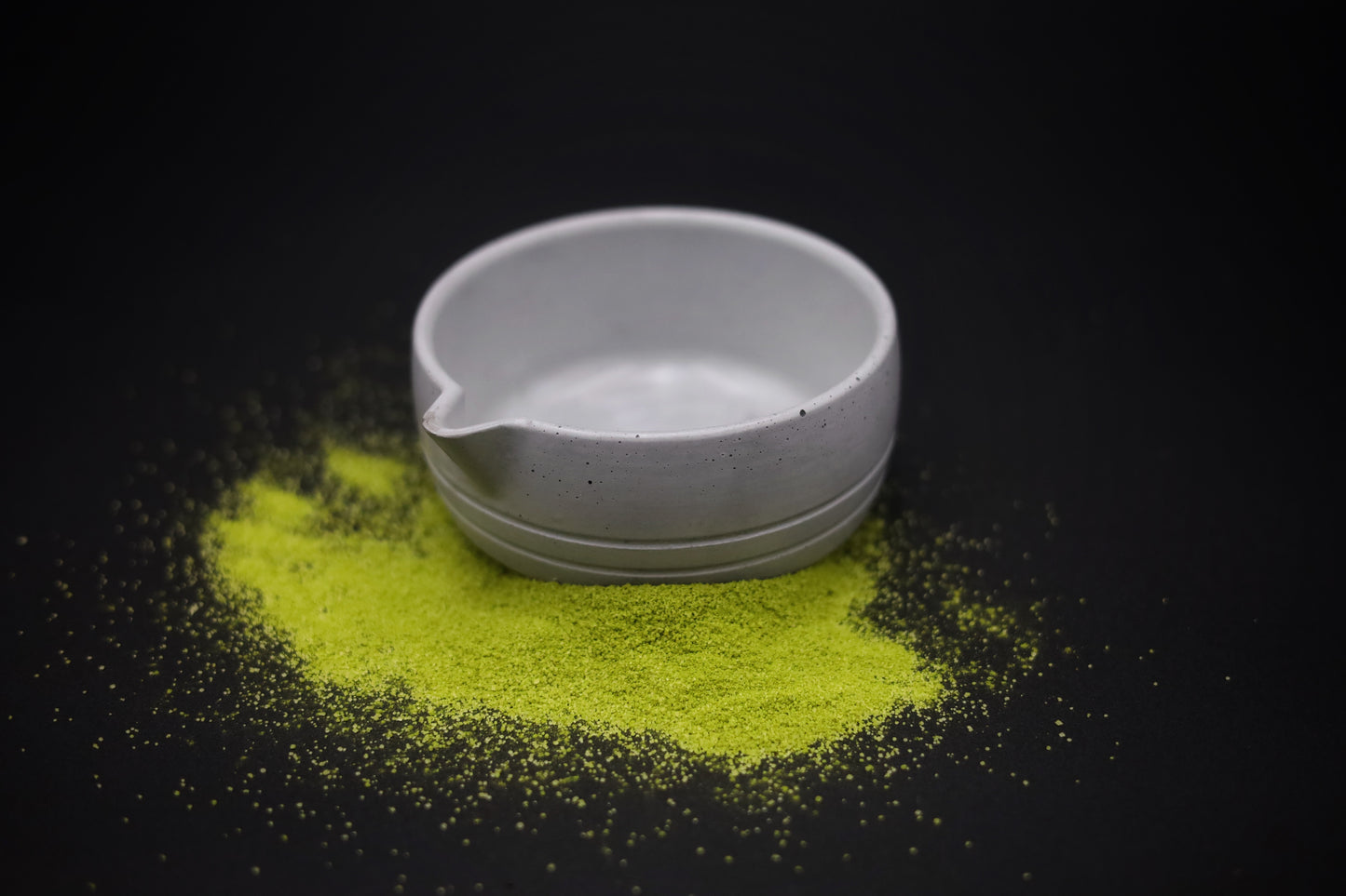Verseuse à matcha en béton artisanal