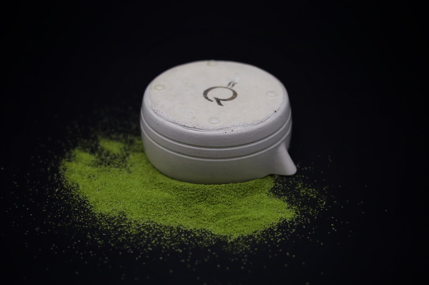 Verseuse à matcha en béton artisanal