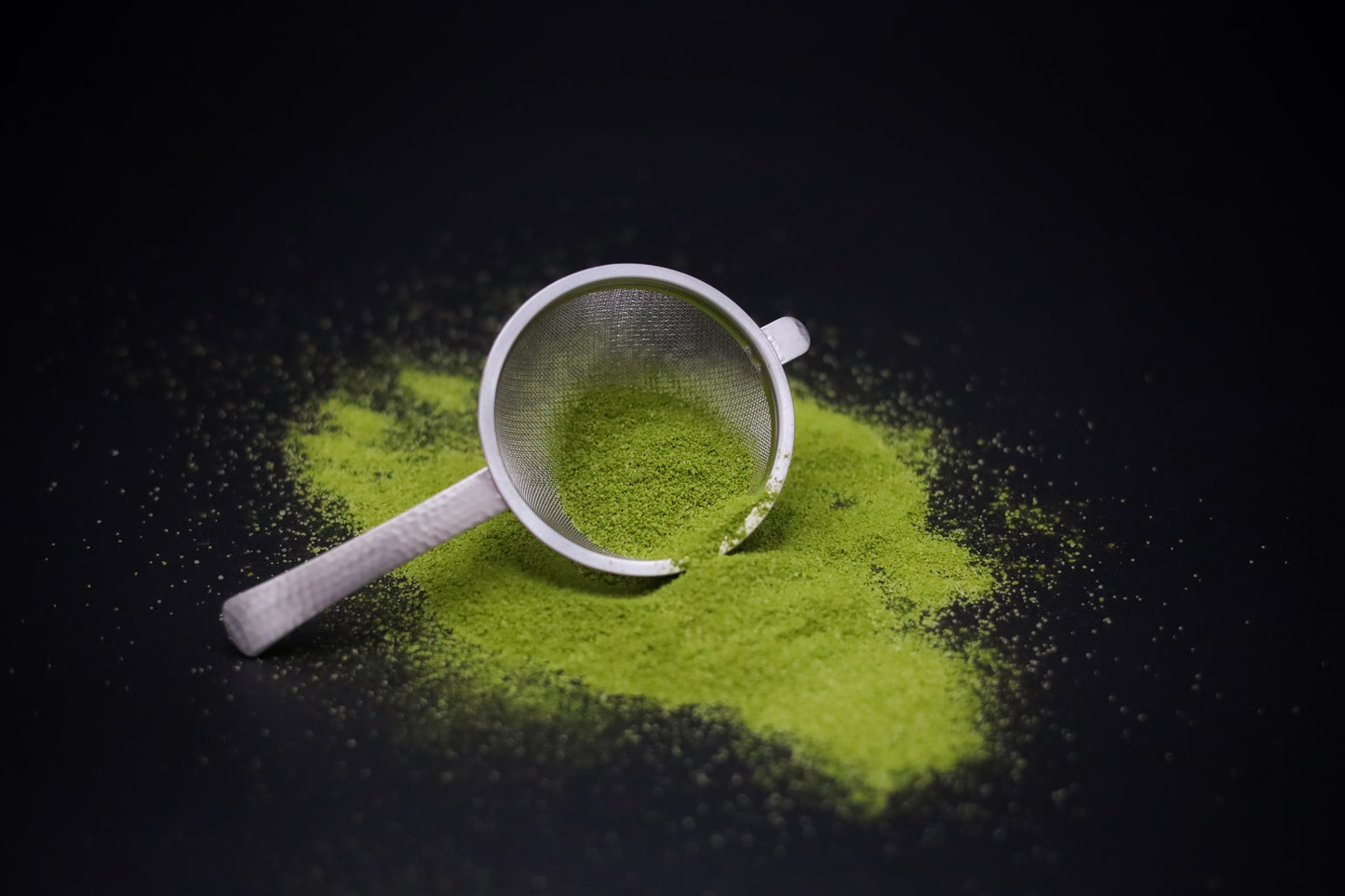 Chakoshi (茶こし) – Colador de matcha de acero martillado Tsubame