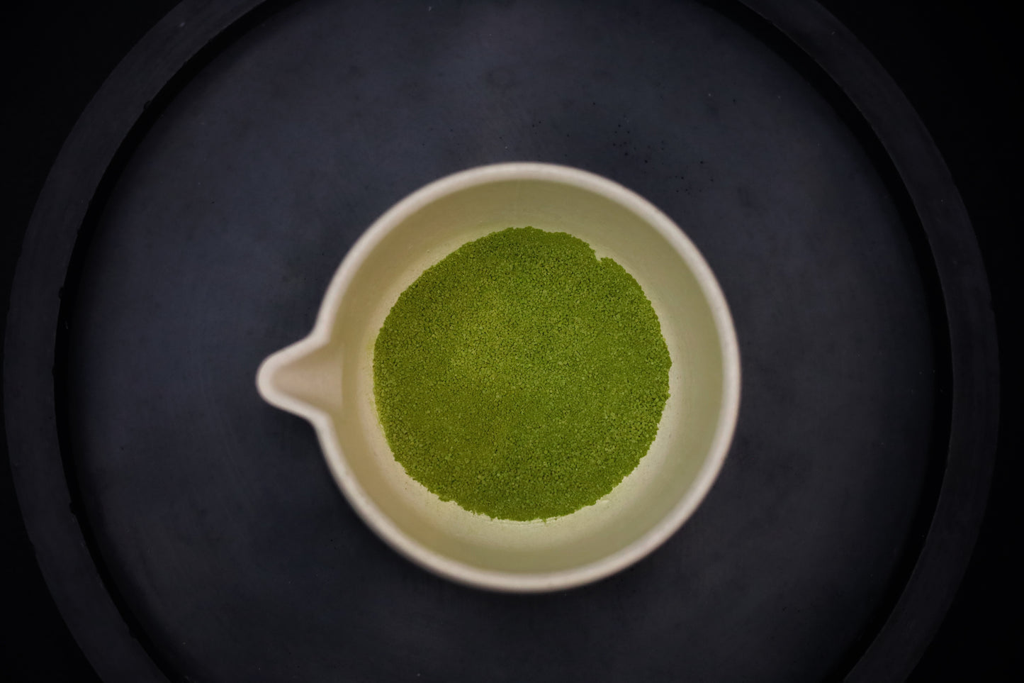 Verseuse à matcha en béton artisanal