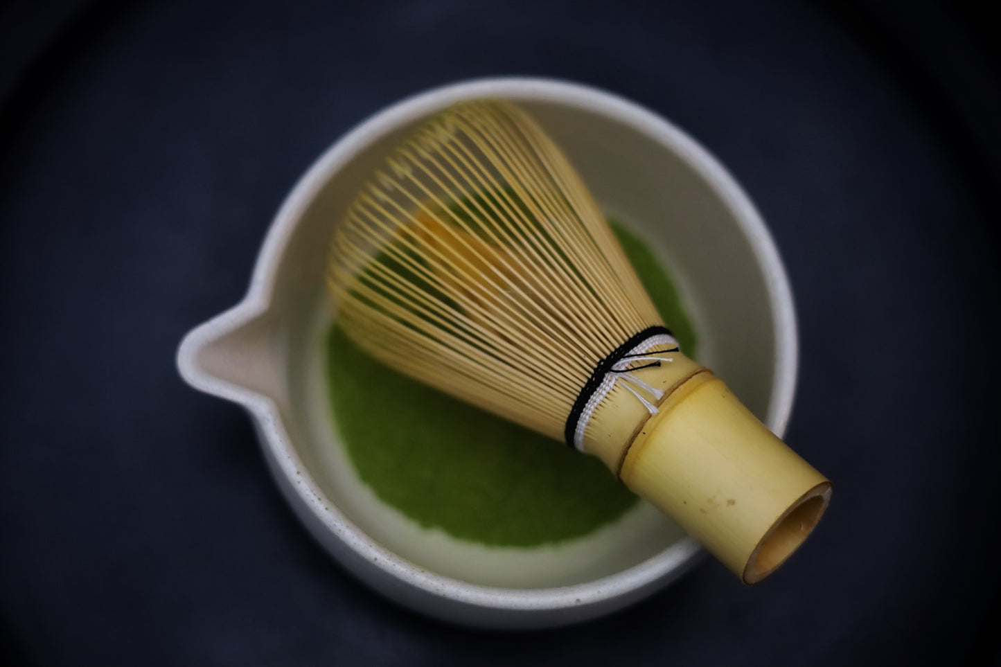Verseuse à matcha en béton artisanal