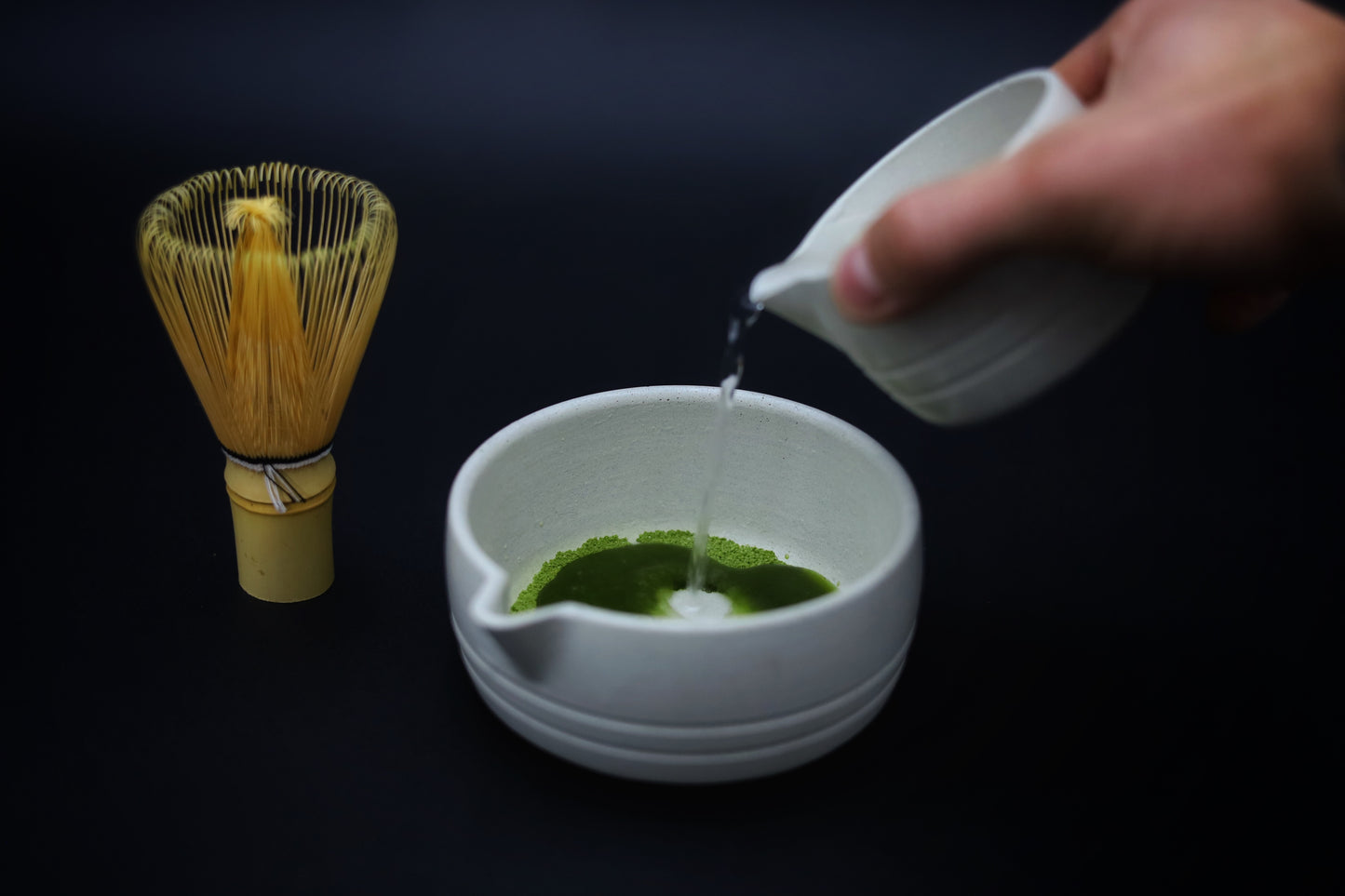Verseuse à matcha en béton artisanal