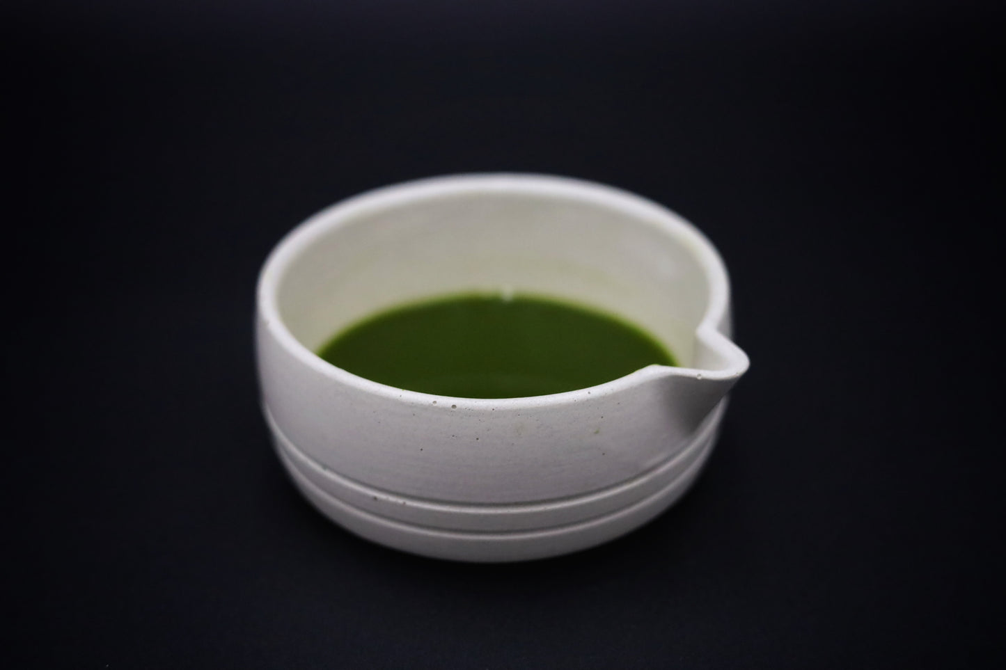 Verseuse à matcha en béton artisanal