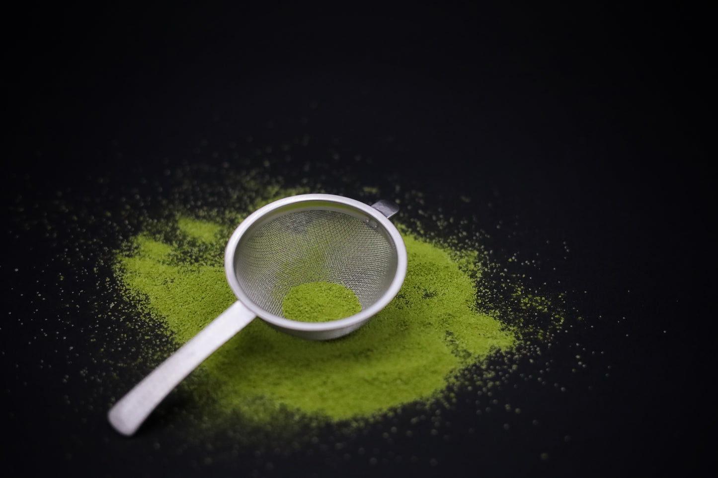 Chakoshi (茶こし) – Colador de matcha de acero martillado Tsubame